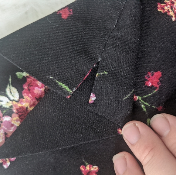 AVENUE SZ 18 BLACK FLORAL STRETCH WAIST CAPRIS - Picture 5 of 5